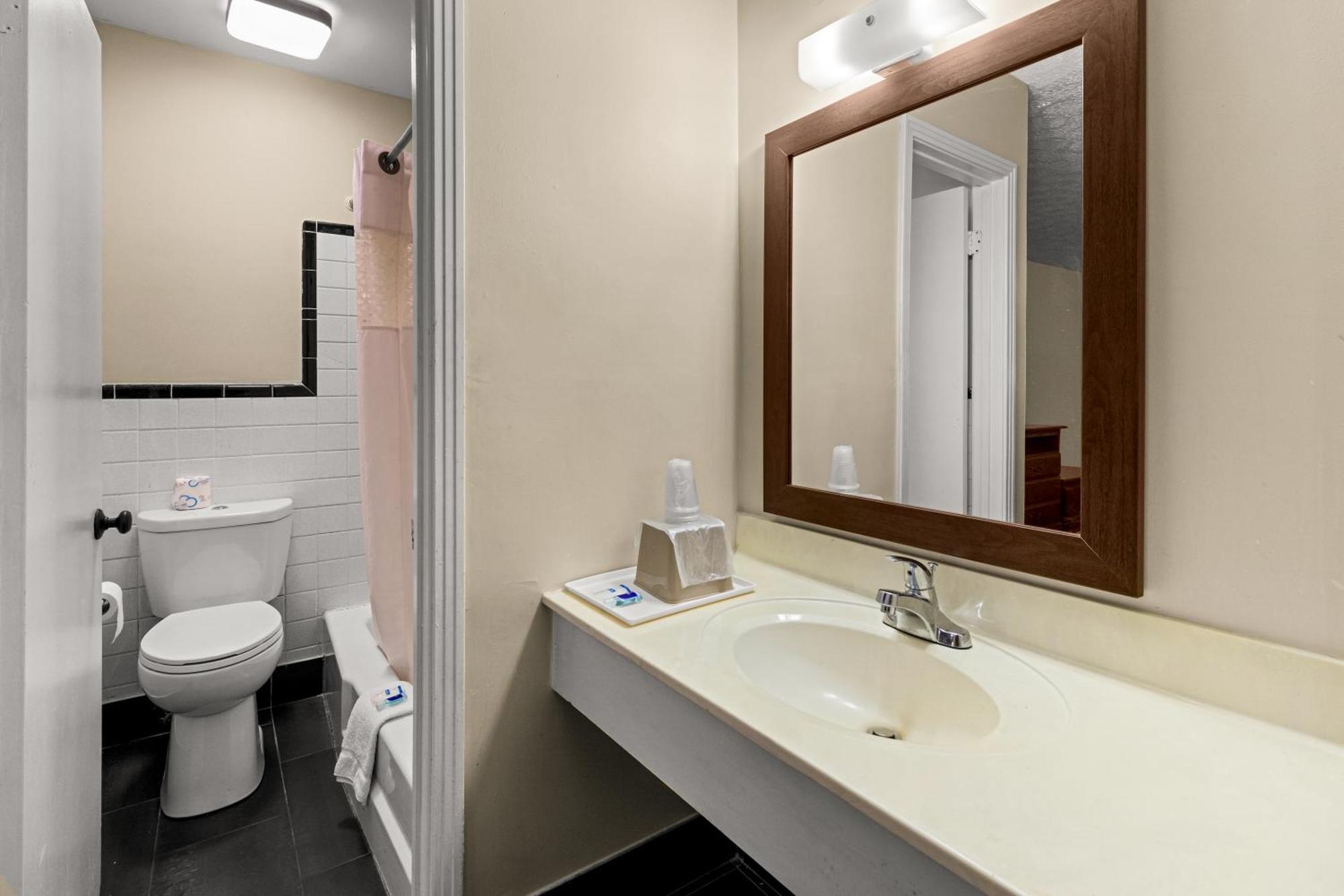 Rodeway Inn Dickson Bagian luar foto