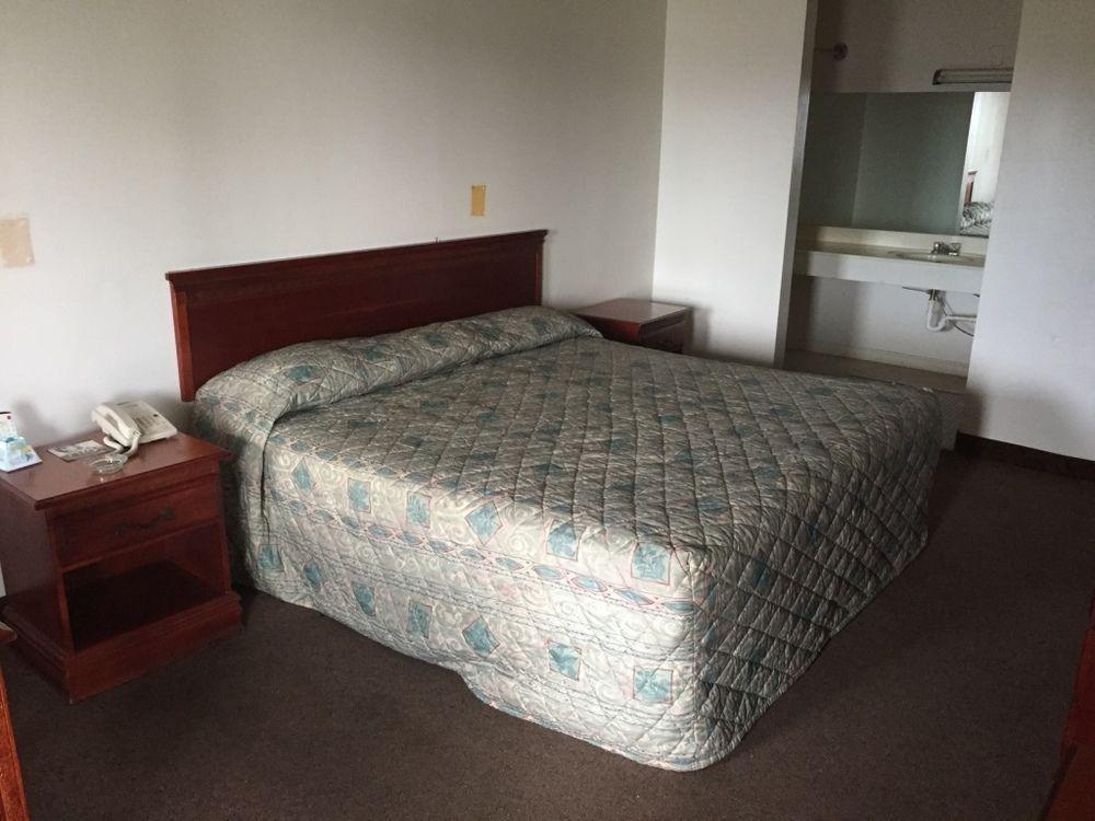 Rodeway Inn Dickson Bagian luar foto